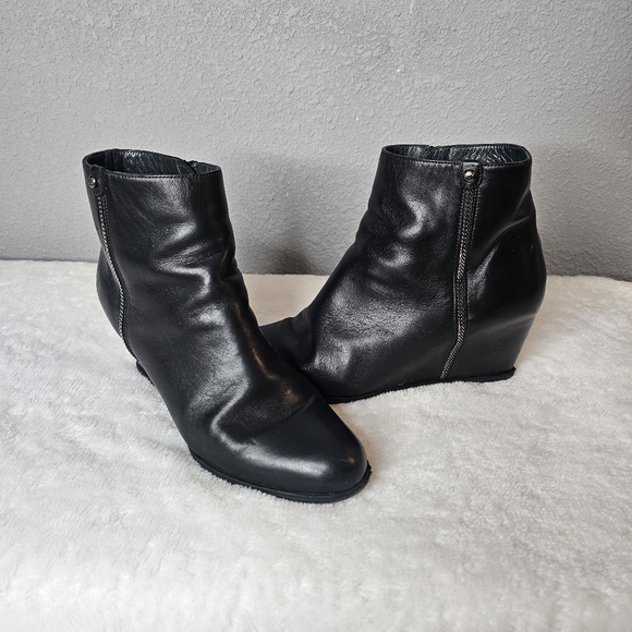 Stuart Weitzman Size 11 M Black Nappa Sidetrack Zip‎ Wedge Bootie Leather - Picture 1 of 16
